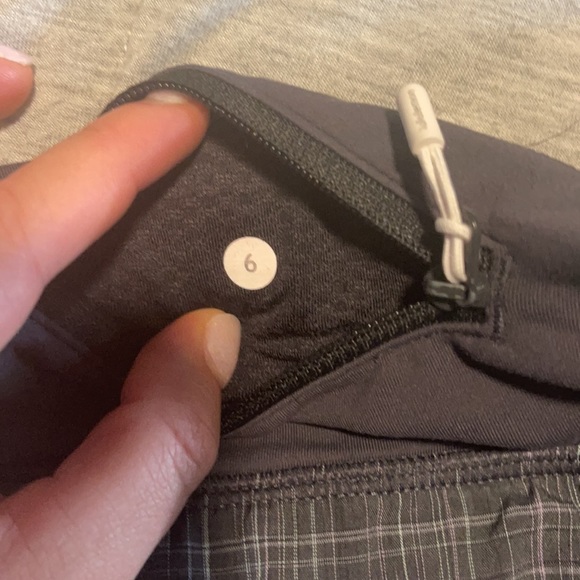 Lululemon speeds. Lightly worn grey shorts size 6 - Picture 2 of 4
